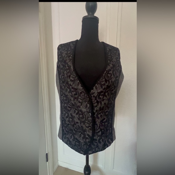 Embroidered vest - Picture 2 of 5